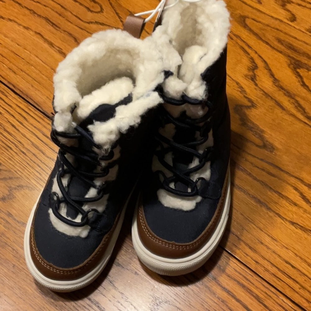NWT Cozy Navy blue and faux leather Kids Boots with soft lining. Toddler size 6
